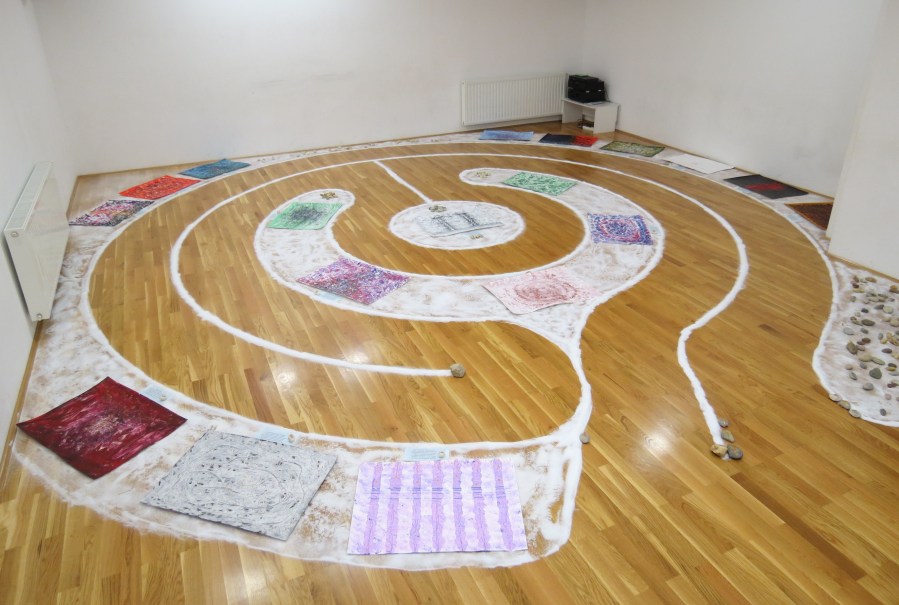 Labirint od soli sa umjetničkim slikama Borisa Pecigoša unutar labirinta. To je labirint Vrata svemira. Vezan je uz: simbolizam labirinta.