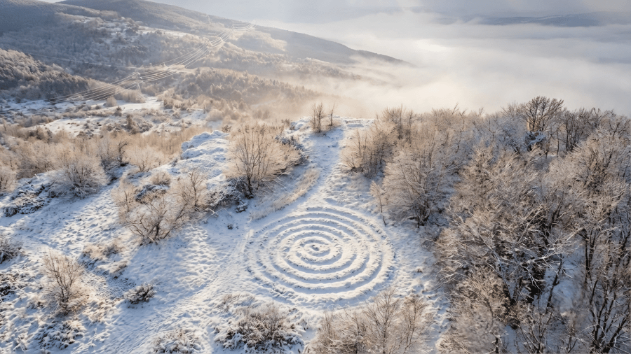 Land art staza pod snijegom: zimski smiraj i promjena energije